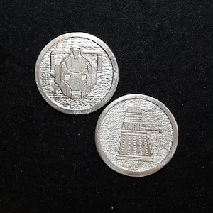 Moneda de peltre lanzada por Daleks y Cybermen
