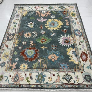 Hand-Knotted Oushak Wool Rug: Vintage Floral Design