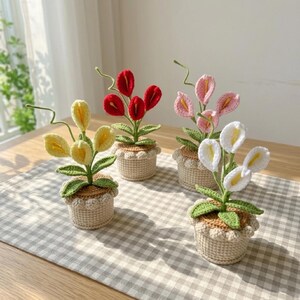 Virkade kallaliljor i kruka, stickad växtkruka, handgjord kallalilja, färdig blomdekoration till skrivbordet, födelsedagspresenter, jubileumspresenter till henne