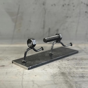 Schweißkunst - Bolzen, der Nuss jagt - Handgemachte Metallskulptur - Einzigartiges Geschenk für Männerhöhle oder Schuppen, für ihn oder sie, das Paar läuft