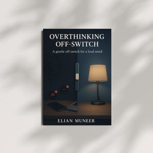 Pu&ograve; includere: Copertina di un libro con il titolo "OVERTHINKING OFF-SWITCH" e il sottotitolo "A gentle off-switch for a loud mind." La copertina presenta un design diviso, con un lato scuro che mostra un laptop e un telefono, e un lato illuminato con una lampada. Il nome dell'autore, ELIAN MUNEER, &egrave; in basso.