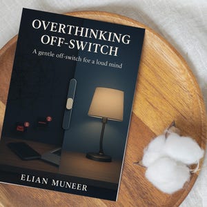 Pu&ograve; includere: Un libro intitolato "OVERTHINKING OFF-SWITCH" con il sottotitolo "A gentle off-switch for a loud mind". La copertina presenta uno sfondo blu scuro con una lampada e un interruttore. Il nome dell'autore, ELIAN MUNEER, &egrave; in basso.