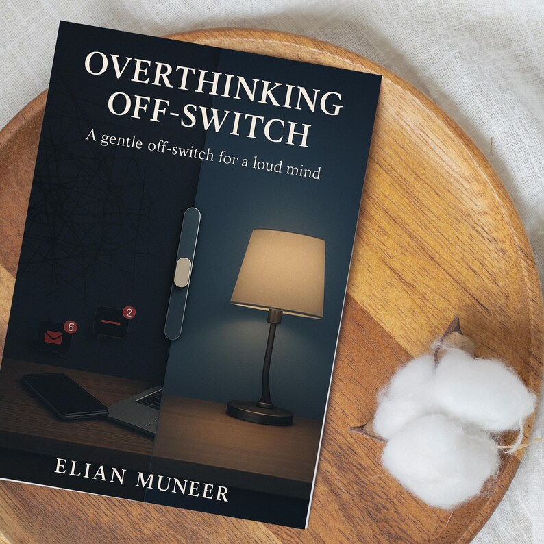 Pu&ograve; includere: Un libro intitolato "OVERTHINKING OFF-SWITCH" con il sottotitolo "A gentle off-switch for a loud mind". La copertina presenta uno sfondo blu scuro con una lampada e un interruttore. Il nome dell'autore, ELIAN MUNEER, &egrave; in basso.