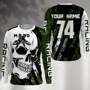 Puede incluir: Camiseta de carreras de manga larga blanca y negra con un gráfico de calavera y la palabra "MOTO". La parte trasera de la camiseta tiene el número 74 y las palabras "YOUR NAME". Las mangas tienen la palabra "RACING".