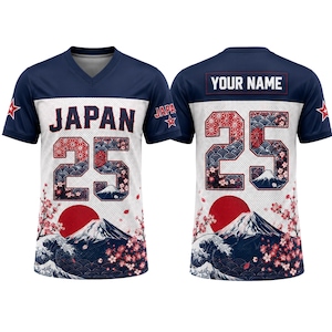 Peut inclure: Un maillot à col en V bleu marine et blanc avec le texte JAPAN et le numéro 25 sur le devant. Le motif comprend un graphique du mont Fuji, un soleil rouge, des fleurs de cerisier et des vagues. Le dos affiche le texte YOUR NAME et 25.