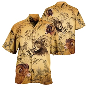 Könnte beinhalten: Kurzärmeliges Button-Down-Hemd mit beigefarbenem Hintergrund und einem sich wiederholenden Muster von Bergschafen. Das Design zeigt detaillierte Illustrationen von Widdern und Berglandschaften in Braun- und Beigetönen.