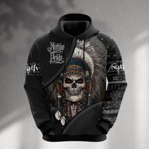 Könnte beinhalten: Schwarzer Kapuzenpullover mit einem Design eines indianischen Schädels mit Federkopfschmuck. Der Schädel hat rote Augen und ist von Federn und Stammesmustern umgeben. Die Worte "Native Pride" sind auf der linken Seite aufgedruckt.