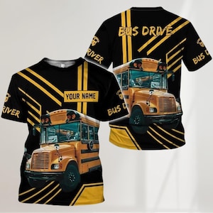 Könnte beinhalten: Schwarzes T-Shirt mit gelber Schulbus-Grafik. Das Shirt zeigt den Text "BUS DRIVE" und "YOUR NAME" auf der Vorderseite. Gelbe Streifen und Busdetails sind ebenfalls vorhanden. Das Design wiederholt sich auf der Rückseite.