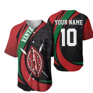 Op de afbeelding: Een honkbalshirt met korte mouwen en een levendig ontwerp. Het shirt toont het woord "KENYA" en een schildafbeelding op de voorkant. De achterkant toont het nummer "10" en ruimte voor een naam. Het kleurenschema omvat rood, groen en zwart.