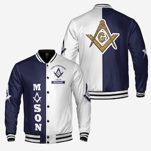 Könnte beinhalten: Eine marineblaue und weiße Masonic Letterman Jacke. Auf der Vorderseite der Jacke steht das Wort "MASON" vertikal, zusammen mit Freimaurersymbolen und Text. Auf der Rückseite der Jacke ist ein Freimaurer-Emblem abgebildet. Die Jacke hat schwarz-weiß gestreifte Bündchen und einen Kragen.