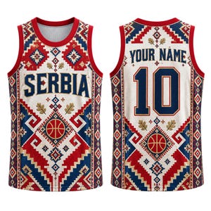 Puede incluir: Una camiseta de baloncesto sin mangas con base blanca y patrones geométricos en rojo y azul. El frente muestra el texto SERBIA en azul, mientras que la parte posterior presenta el texto YOUR NAME y el número 10 en azul, con gráficos de balón.