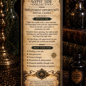 K&ouml;nnte beinhalten: Eine hohe Kerze im klaren Glas mit brennendem Docht und einem beigefarbenen Etikett mit schwarzem Text und verzierten R&auml;ndern. Das Etikett tr&auml;gt die Aufschrift Gypsy Tide Collective, Employment Opportunity Ritual Candle sowie Anweisungen.