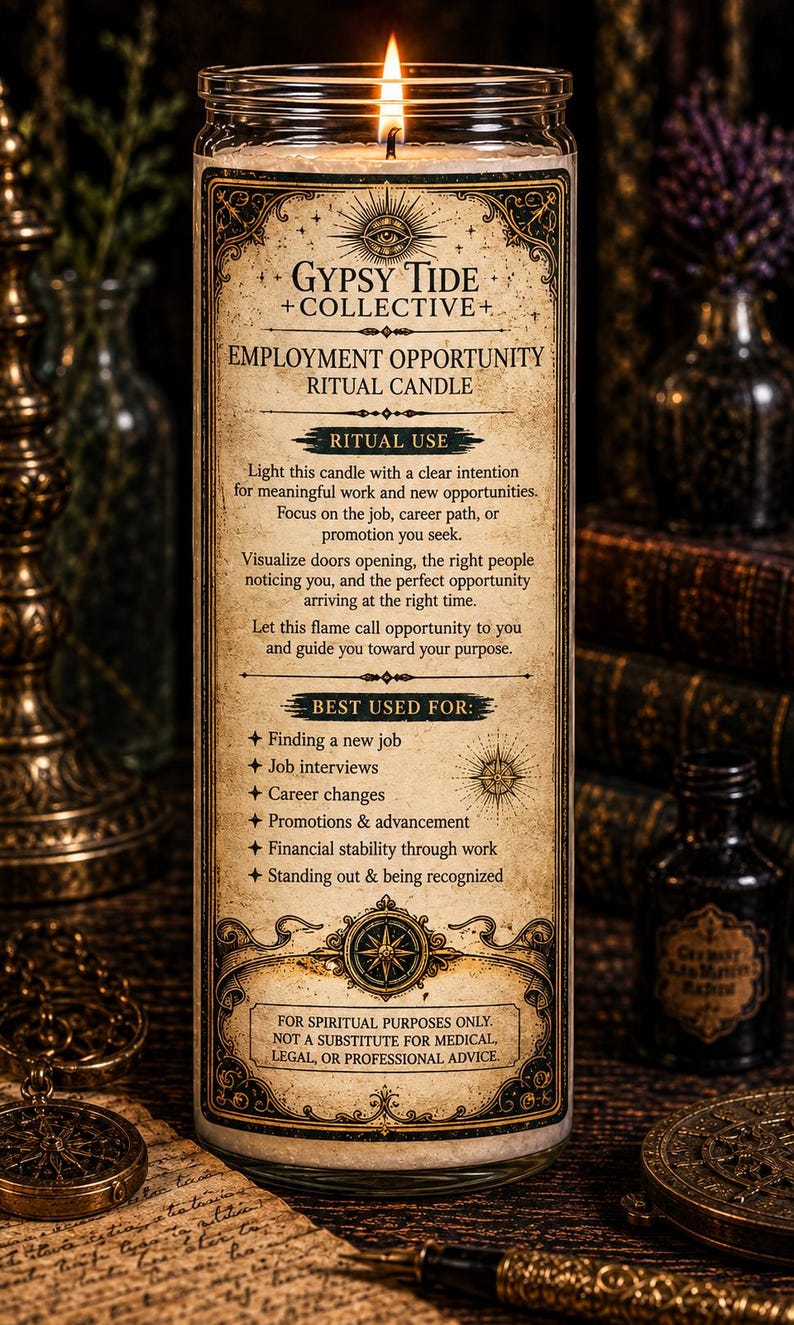 K&ouml;nnte beinhalten: Eine hohe Kerze im klaren Glas mit brennendem Docht und einem beigefarbenen Etikett mit schwarzem Text und verzierten R&auml;ndern. Das Etikett tr&auml;gt die Aufschrift Gypsy Tide Collective, Employment Opportunity Ritual Candle sowie Anweisungen.