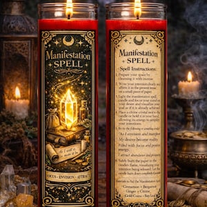 Könnte beinhalten: Zwei rote Glas-Kerzen mit dem Text "Manifestation Spell" und Anweisungen. Die Kerzen haben ein gold-schwarzes Etikett mit einem leuchtenden Kristall und mystischen Elementen. Die Kerzen sind mit einer hellen Flamme angezündet.