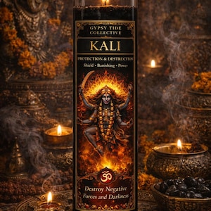 Puede incluir: Una vela negra con la palabra "KALI" y una ilustración de una deidad. La vela está etiquetada como "PROTECTION & DESTRUCTION" y "Destroy Negative Forces and Darkness". La vela está encendida, con una llama en la parte superior.