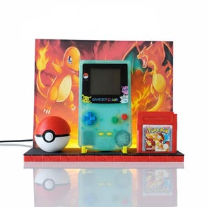Game Boy Color Displayständer mit LED – Retro-Gaming-Beleuchtung – USB-C-Stromversorgung – Individuelles Design – 3D-gedruckter Ständer im Pokémon-Stil
