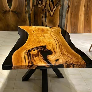 手作りのクルミ材エポキシリバーテーブル：ライブエッジのコーヒー、ダイニング、またはオフィスデスク