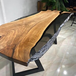 手作りエポキシ樹脂リバーダイニングテーブル：生エッジウッド、高級6人掛け