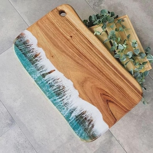 Ocean Wave Resin Schneidebrett: Live Edge Charcuterie Board, Küstenküche Dekor