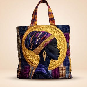 Könnte beinhalten: Eine gesteppte Tragetasche mit einem Profilporträt einer dunkelhäutigen Person, die ein gemustertes Kopftuch und einen goldenen Ohrring trägt. Das zentrale kreisförmige Design ist von einem Patchwork aus violettem, blauem und kariertem Stoff umgeben.
