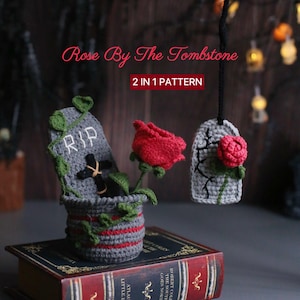 Puede incluir: Un patrón de ganchillo titulado Rose By The Tombstone 2 IN 1 PATTERN que incluye una lápida gris con el texto RIP y una cruz negra, una rosa roja y un adorno colgante de lápida gris con una rosa roja y detalles de enredaderas negras.