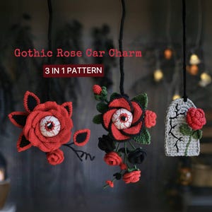 Könnte beinhalten: Gehäkelte Gothic Rose Autoanhänger in Rot, Schwarz und Grün. Die Anhänger zeigen ein Rosendesign mit einem Augapfel in der Mitte und einen grabsteinartigen Anhänger mit einer Rose. Der Text "Gothic Rose Car Charm" und "3 IN 1 PATTERN" ist sichtbar.