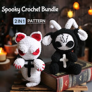 Op de afbeelding: Twee gehaakte pluche speelgoed: een witte beer met rode accenten en een zwarte geit met een schedelgezicht. Beide hebben een kruis op hun borst. De tekst "Spooky Crochet Bundle" en "2 IN 1 PATTERN" zijn zichtbaar.