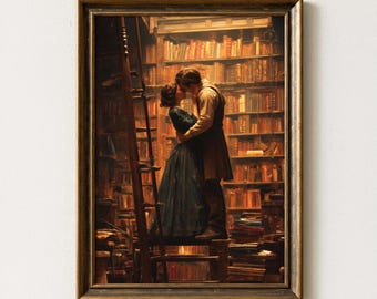 Könnte beinhalten: Ein gerahmter Kunstdruck, der zwei Figuren zeigt, die sich in einer schwach beleuchteten Bibliothek mit hohen Holzregalen umarmen. Eine Figur trägt ein dunkelblaues Kleid, die andere ein helles Hemd und eine dunkle Hose auf einer Holzleiter.