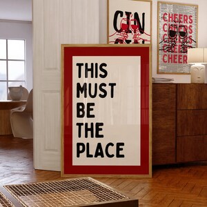 Questo deve essere il posto giusto, stampa tipografica moderna rossa, poster audace per l'arredamento della casa, arte per l'ingresso, arte murale Airbnb