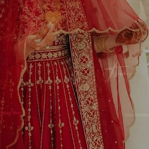 Dieprode bruidssluier, geschulpte kanten rand, parelversieringen, bruiloftaccessoire