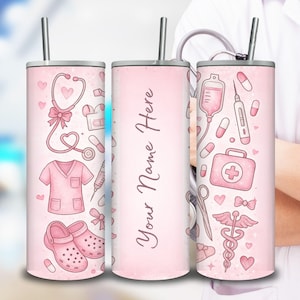 Peut inclure: Un gobelet rose avec une paille argentée, orné d'illustrations médicales. Le design comprend un stéthoscope, une blouse, des chaussures et le texte "Your Name Here". Le gobelet est décoré de cœurs et de symboles médicaux.