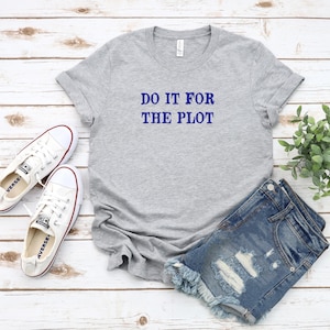 Funny Book Lover Graphic Tee - 'Do It For The Plot' Meme Shirt - Reading Gift for Women