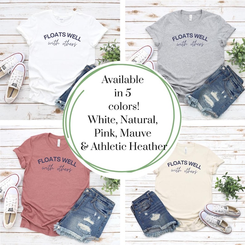 Peut inclure: Plusieurs t-shirts de couleurs blanche, grise, rose, naturelle et mauve, avec l'inscription "FLOATS WELL with others" en bleu marine. Les t-shirts sont pr&eacute;sent&eacute;s avec des shorts en jean et des baskets.