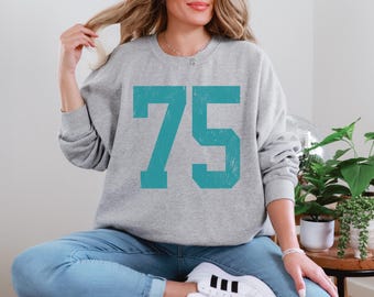 Distressed Number Graphic Tee: Vintage Schrift, personalisiertes Sportfan-Shirt