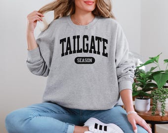Tailgate Season Varsity Sweatshirt: Kuscheliger Fußball Spieltag Rundhalsausschnitt