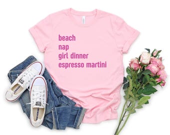 Chemise dîner fille T-shirt graphique tendance TikTok Chemise brunch inspirée des filles de plage Look décontracté d'été Espresso Martini T-shirt vacances Bella Canvas