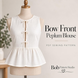 Puede incluir: Una blusa blanca sin mangas con dobladillo de peplum y tres lazos verticales en la parte delantera. El texto dice Bow Front Peplum Blouse, PDF SEWING PATTERN y Bob Pattern Studio con un icono de corazón.