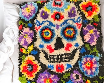 Cuscino con gancio a forma di teschio di zucchero colorato / Decorazione fatta a mano per il Día de los Muertos / Cuscino con teschio boho / Decorazione per la casa in fibra artistica