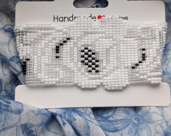 Pulsera de cuentas con diseño de rosas – Brazalete tejido a mano en telar – Joyería llamativa floral en blanco y negro