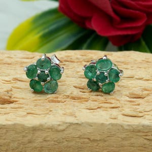 Emerald sterlingzilveren oorknopjes: rond en ovaal, bloemdessin