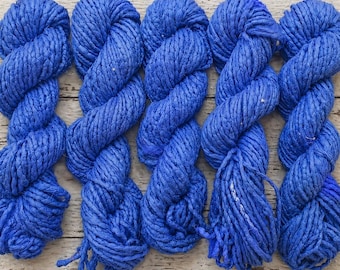 Koboltblått sari-sidensbandsgarn, återvunnet sidensnöre för smyckestillverkning, tvinnat sidensnöre för halsband, kungligblå fiber