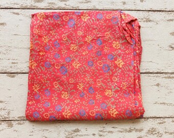 Resztki tkaniny jedwabnej na sari w stylu vintage, koralowo-czerwone z niebieskimi kwiatami, 1 x 2 metry, tkanina z recyklingu do projektów rękodzielniczych