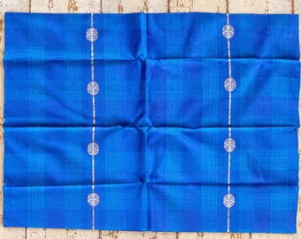 Tkanina jedwabna w kolorze kobaltowym w stylu vintage, splot kratkowy ze srebrnymi motywami, 90 x 90 cm, resztka materiału