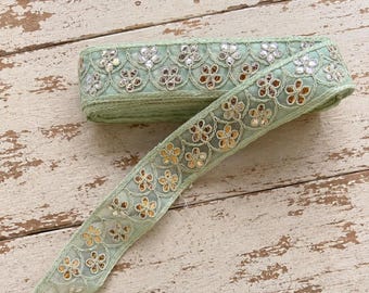 Mintgroene geborduurde bloemenrand met zilverkleurige foliebloemen, Indiase naairand
