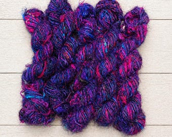 Återvunnet Sari Silk Garn – Lila Rosa Blå Juveltoner – DK Weight Art Yarn – 50 gram – Texturerad Fiber för Stickning Virkning Vävning