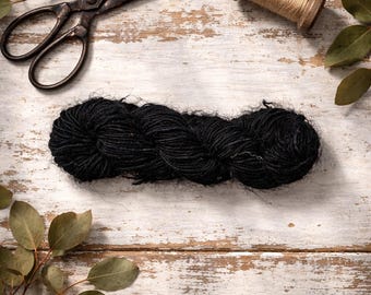 Zwart gerecycled sari-zijdegaren – handgesponnen textielvezel voor weven, breien, haken en vezelkunst