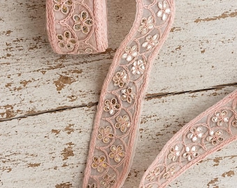 Lichtroze kanten rand met bloemen en pailletten, versierde Indiase kant, decoratieve naaiband