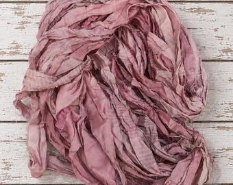 Jedwabna wstążka do sari Dusty Rose, włóczka z recyklingowanego jedwabiu do tkania, powolnego szycia, dzienników śmieciowych i sztuki włókienniczej