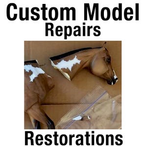 Könnte beinhalten: Ein zerbrochener Modellpferdekopf und -hals mit braunen und weißen Markierungen. Der Text "Custom Model Repairs" und "Restorations" ist in schwarzer Schrift abgebildet.