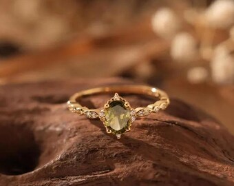 Anillo de peridoto de oro de 14 quilates, gema ovalada, delicado diseño minimalista, joya de la piedra natal de agosto.